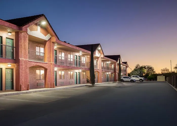 Hotel near College: Days Inn By Wyndham Tucson Airport